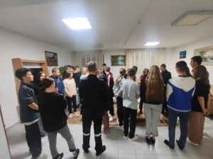 «Студенттік жатақханадағы жиналыс»